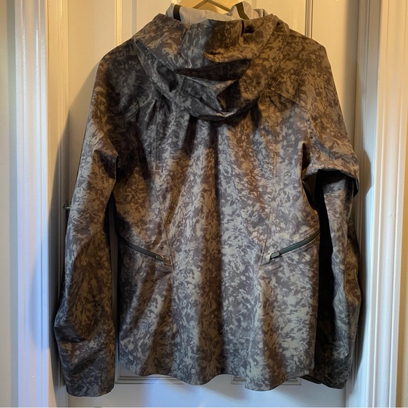 lululemon Break a Trail Jacket: 10, Summer Shade Medium Olive/Dark Olive - Picture 2 of 7